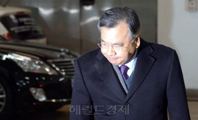박영수 특별검사가 26일 대치동 사무실로 출근해 굳은 표정으로 차에서 내리고 있다. 박근혜 대통령 국정농단 수사가 반환점을 돈 가운데 2월 박대통령 대면수사 등 아직 굵직한 현안을 남겨놓은 박 특검의 고뇌가 엿보인다.  정희조 기자/checho@heraldcorp.com