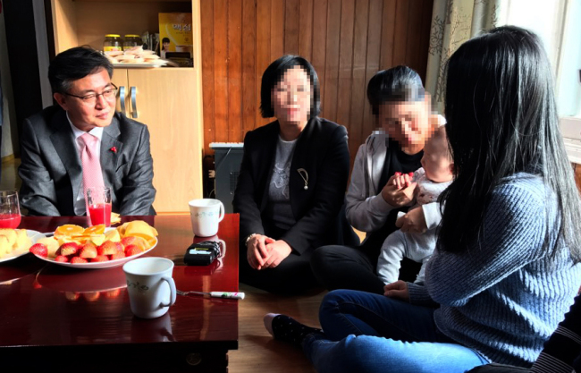 Unification Minister Hong Yong-pyo visits a shelter for North Korean defectors in Seoul (Yonhap)