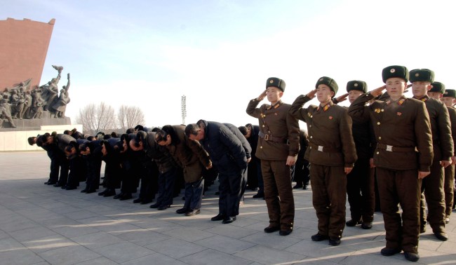 North Korean soldiers, party officials and civilians pay their tribute to the statues of Kim Il-sung and Kim Jong-il (Yonhap)