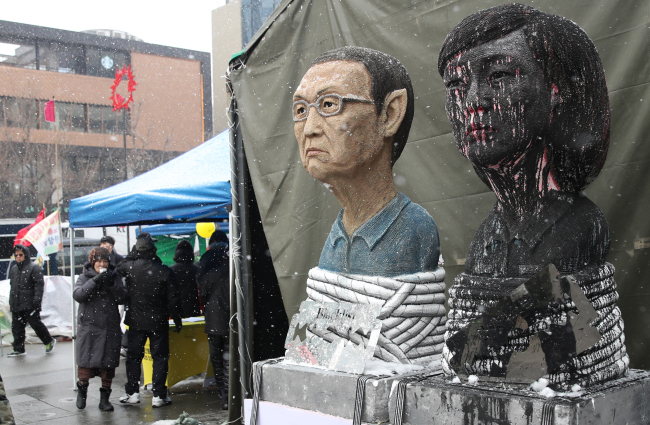 Satirical busts of ex-presidential chief of staff Kim Ki-choon and former culture minister Cho Yoon-sun (Yonhap)