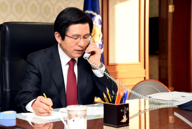 Acting President and Prime Minister Hwang Kyo-ahn speaks to US President Donald Trump on the phone (Yonhap)