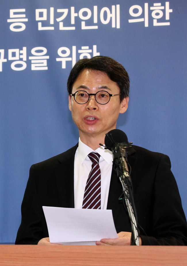 Independent counsel spokesperson Lee Kyu-chul speaks to reporters at a press conference (Yonhap)