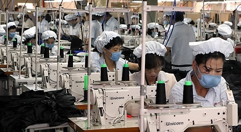 North Korean workers at a South Korean factory in the Gaeseong Industrial Complex prior to the complete shutdown of the facility last February (Yonhap)