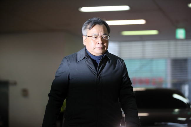 Independent Counsel Park Young-soo enters the office of the indpendent counsel after parking his car in the garage (Yonhap)