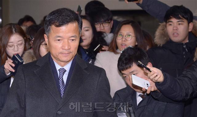최순실 국정농단 사건의 참고인 신분으로 유재경(57) 주 미얀마 대사가 31일 오전 박영수 특별검사팀에 출석했다. 최 대사는 이날 새벽 인천국제공항으로 입국하자마자 바로 특검으로 향했다. 이날 유 대사는 미얀마 원조개발사업(ODA)에 최순실 씨가 개입하고, 자신의 인사에 개입한 혐의에 대해 특검에서 조사를 받는다.  정희조 기자/checho@heraldcorp.com