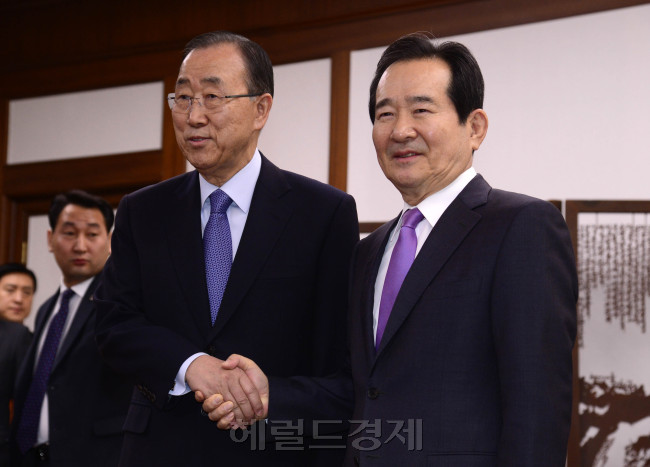 반기문 전 유엔 사무총장은 지난 20일 국회를 찾아 정세균 국회의장을 예방했다. 반 전 총장은 설 연휴 중에도 여야 정치인들과 연쇄회동을 하면서 대권행보를 이어갔다. 박해묵 기자/mook@heraldcorp.com
반기문 전 유엔 사무총장은 지난 20일 국회를 찾아 정세균 국회의장을 예방했다. 반 전 총장은 설 연휴 중에도 여야 정치인들과 연쇄회동을 하면서 대권행보를 이어갔다. 박해묵 기자/mook@heraldcorp.com