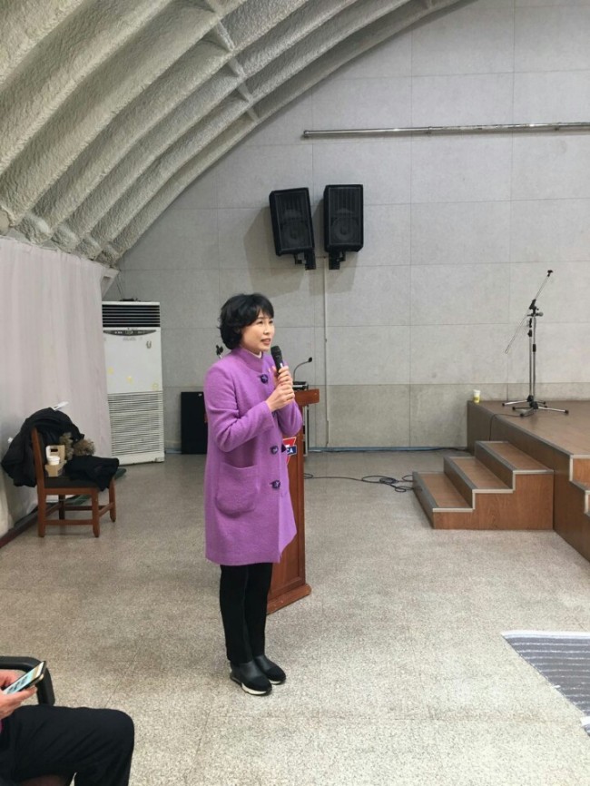 이재명 성남시장 부인 김혜경씨가 광주 민주가족 세배행사에서 인사말을 하고있다.
이재명 성남시장 부인 김혜경씨가 광주 민주가족 세배행사에서 인사말을 하고있다.