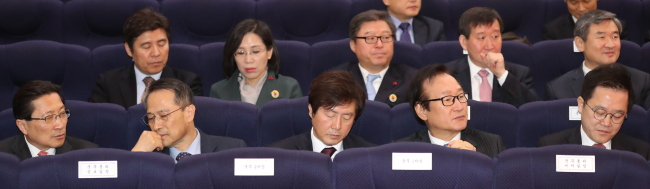 Cheong Wa Dae's senior secretaries and aides attend a kick-off meeting for the year in early January. From right, front row: Chief economic affairs secretary Kang Seok-hoon, senior political affairs secretary Hur Won-jae, public affairs secretary Bae Sung-rye, senior secretary for foreign affairs and national security Kim Kyou-hyun, and senior secretary for personnel affairs Jung Jin-cheol . From right, back row: First deputy director of national security Cho Tae-yong, secretary for education and culture Kim Yong-seung, senior secretary for civil affairs Cho Dae-hwan, senior secretary for labor and welfare Kim Hyun-sook, and senior secretary for future strategy Hyun Dai-won (Yonhap)