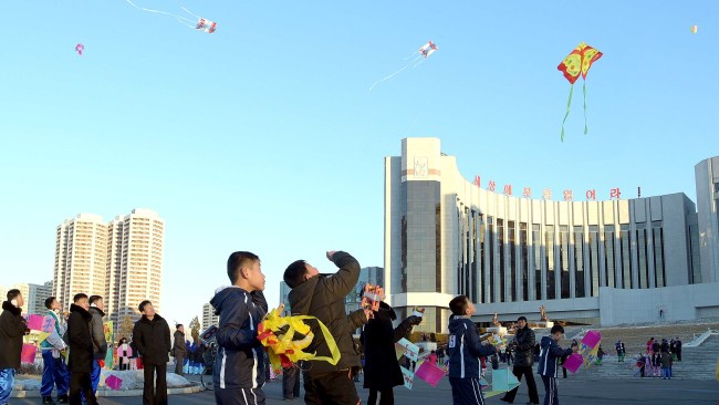 A group of North Koreans fly their kites in downtown Pyongyang during the lunar New Year holiday (Yonhap)
