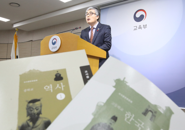 Deputy Education Minister Lee Young speaks to reporters about the release of final draft of the controversial state-authored history textbook at the education ministry office building in Sejong City (Yonhap)