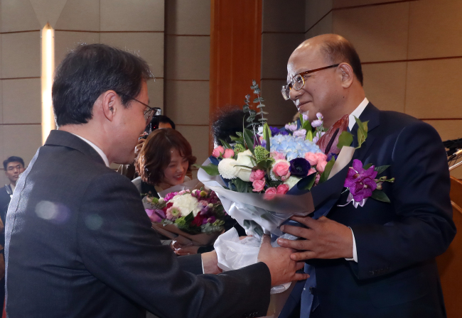 Outgoing chief of the Constitutional Court Park Han-chul (Yonhap)