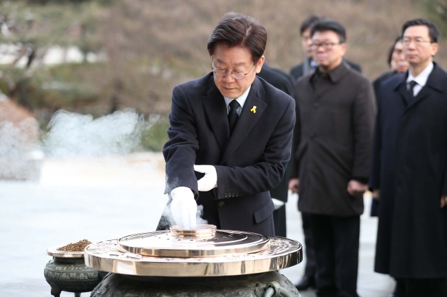 Seongnam Mayor Lee Jae-myung visits the National Cemetery in Seoul Tuesday morning and offers incense to honor the memorial grave site (Yonhap)