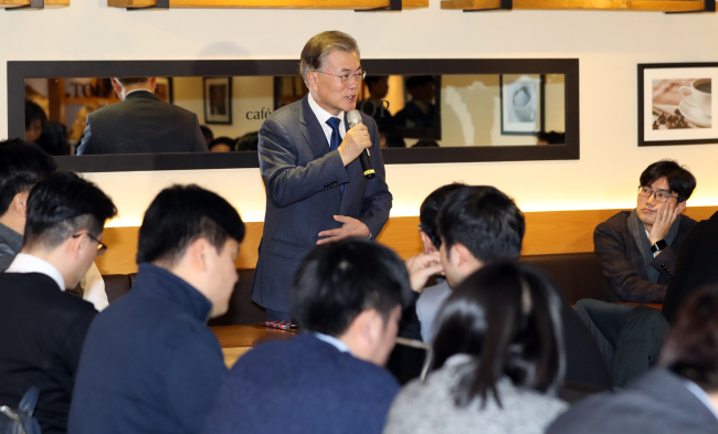 Former chief of the Democratic Party of Korea Moon Jae-in meets reporters at a coffeehouse in front of the National Assembly building in Yeouido on Tuesday (Yonhap)
