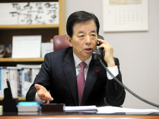 Defense Minister Han Min-koo speaks to his US counterpart Defense Secretary James Mattis on the phone (Yonhap)