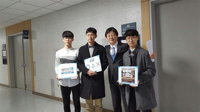 ‘18세 선거권 확대를 위한 청소년ㆍ청년 연석회의’는 청소년들이 주축이 돼 자신들의 참정권을 확보하기 위해 각 당의 의원실을 찾아 법안 찬성을 설득하고 있다. 바른정당 유승민 의원과 만난 연석회의 대표들.  [사진제공=연석회의]