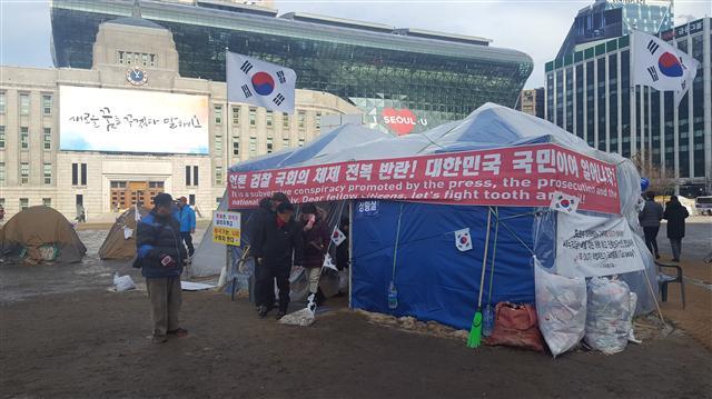 서울광장 텐트를 두고 서울시와 ‘대통령 탄핵기각을 위한 국민총궐기운동본부’(탄기국) 간의 갈등이 좀처럼 합의점을 찾지 못하면서 물리적 충돌도 우려되고 있다.