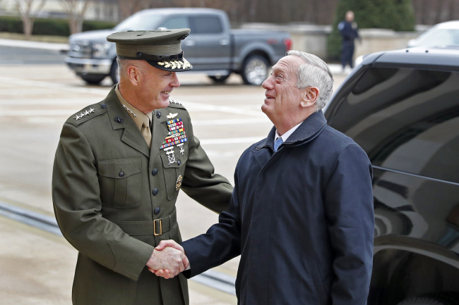 Chairman of the Joint Chiefs of Staff Gen. Joseph Dunford (left) shakes hands with US Secretary of Defense James Mattis as Mattis (Yonhap)