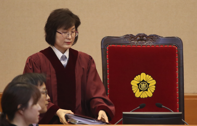 Justice Lee Jung-mi begins her first day of work as acting chief to lead the impeachment trial of President Park (Yonhap)