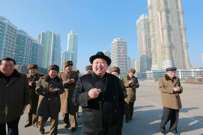North Korean leader Kim Jong-un is looking around a construction site in downtown Pyongyang (Yonhap)
