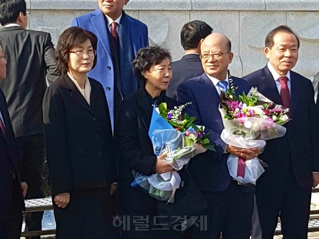 헌법재판소는 1일 오전 재판관회의를 거쳐 이정미 재판관(왼쪽)을 소장 권한대행으로 선출했다고 밝혔다. [사진=헤럴드경제DB]