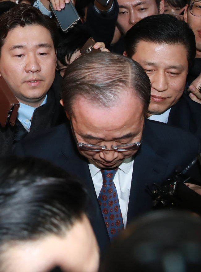 <YONHAP PHOTO-3931> 대선 불출마, 고개 숙인 반기문 (서울=연합뉴스) 홍해인 기자 = 반기문 전 유엔 사무총장이 1일 오후 서울 여의도 국회 정론관에서 대선 불출마 선언을 한 뒤 국회를 빠져 나가며 취재진과 경호원에게 둘러싸인 채 고개를 숙이고 있다. 2017.2.1 hihong@yna.co.kr/2017-02-01 15:47:45/ <저작권자 ⓒ 1980-2017 ㈜연합뉴스. 무단 전재 재배포 금지.>
<YONHAP PHOTO-3931> 대선 불출마, 고개 숙인 반기문 (서울=연합뉴스) 홍해인 기자 = 반기문 전 유엔 사무총장이 1일 오후 서울 여의도 국회 정론관에서 대선 불출마 선언을 한 뒤 국회를 빠져 나가며 취재진과 경호원에게 둘러싸인 채 고개를 숙이고 있다. 2017.2.1 hihong@yna.co.kr/2017-02-01 15:47:45/ <저작권자 ⓒ 1980-2017 ㈜연합뉴스. 무단 전재 재배포 금지.>