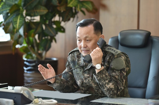 Chairman of the Joint Chiefs of Staff Gen. Lee Sun-jin is on the phone with US counterpart Gen. Joseph Dunford (Yonhap)