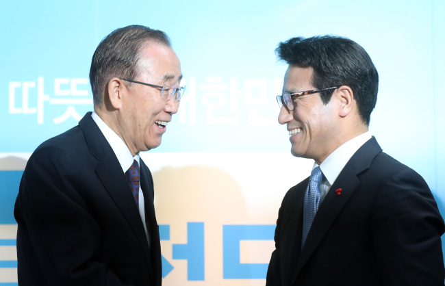 Former UN Secretary-General Ban Ki-moon talks with Rep. Choung Byoung-gug, chairman of the newly formed conservative Bareun Party on Wednesday. Ban‘s meeting with conservative party leaders took place just hours before he announced he would not run for president (Yonhap)