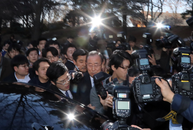 Former UN chief Ban Ki-moon leaves the press conference room after announcing his withdrawal from the presidential election (Yonhap)