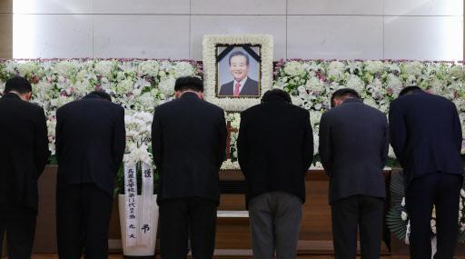 1일 오전 서울 일원동 서울삼성병원 장례식장에 마련된 강봉균 전 재정경제부 장관 빈소를 찾은 조문객들이 묵념하고 있다.  [사진제공=연합뉴스]