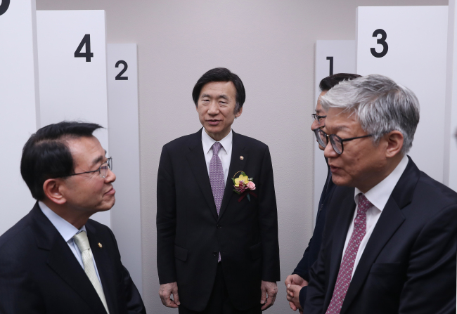Foreign Minister Yun Byung-se (center) visits a training center for prospective diplomats at the National Institute of Foreign Affairs (Yonhap)