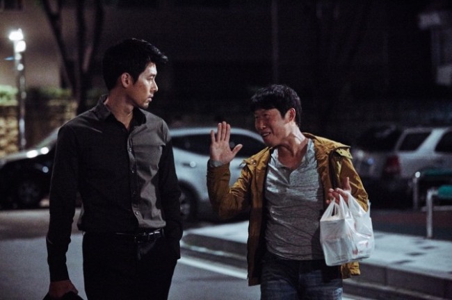 Hyun Bin and Yoo Hae-jin star in a scene from “Confidential Assignment.” (CJ Entertainment)