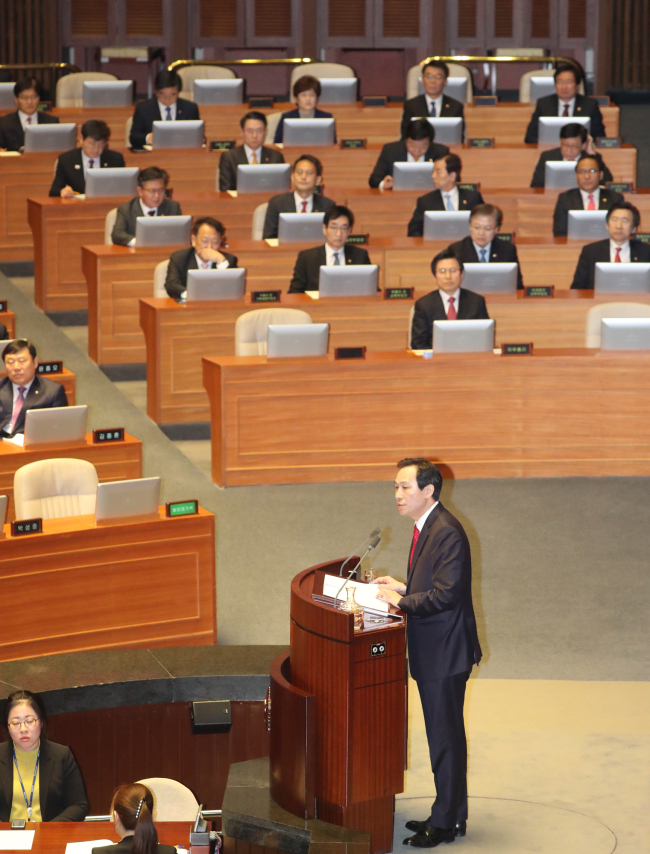 Rep. Woo Sang-ho, the floor leader of the main opposition party, delivers a speech to the members of the National Assembly (Yonhap)