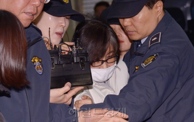 2일 최순실씨가 강제소환 이틀째 선릉 특검사무소에 도착하고 있다.   이 날은 박근혜 대통령의 65번째 생일로 시민단체에서 최순실씨에게 비아냥거리는 고함을 지르기도 했다. 최씨는 최근 해외공관장 인사전횡이 드러남에 따라 개입혐의를 받고있다. <br />정희조 기자/checho@heraldcorp.com  170202
2일 최순실씨가 강제소환 이틀째 선릉 특검사무소에 도착하고 있다.   이 날은 박근혜 대통령의 65번째 생일로 시민단체에서 최순실씨에게 비아냥거리는 고함을 지르기도 했다. 최씨는 최근 해외공관장 인사전횡이 드러남에 따라 개입혐의를 받고있다.
정희조 기자/checho@heraldcorp.com  170202