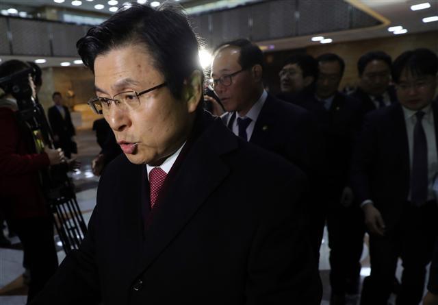 <YONHAP PHOTO-1853> 본회의장 향하는 황교안 (서울=연합뉴스) 신준희 기자 = 황교안 대통령 권한대행 국무총리가 2일 오전 국회 본회의장에서 열리는 2월 임시국회 첫 교섭단체 대표 연설에 참석하고 있다. 2017.2.2 hama@yna.co.kr/2017-02-02 10:49:39/ <저작권자 ⓒ 1980-2017 ㈜연합뉴스. 무단 전재 재배포 금지.>