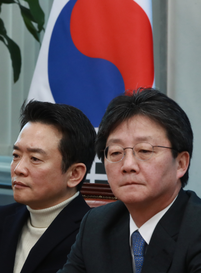 Presidential hopeful Rep. Yoo Seong-min (right) and Gyeonggi Gov. Nam Kyung-pil, another hopeful, of the conservative Bareun Party (Yonhap)