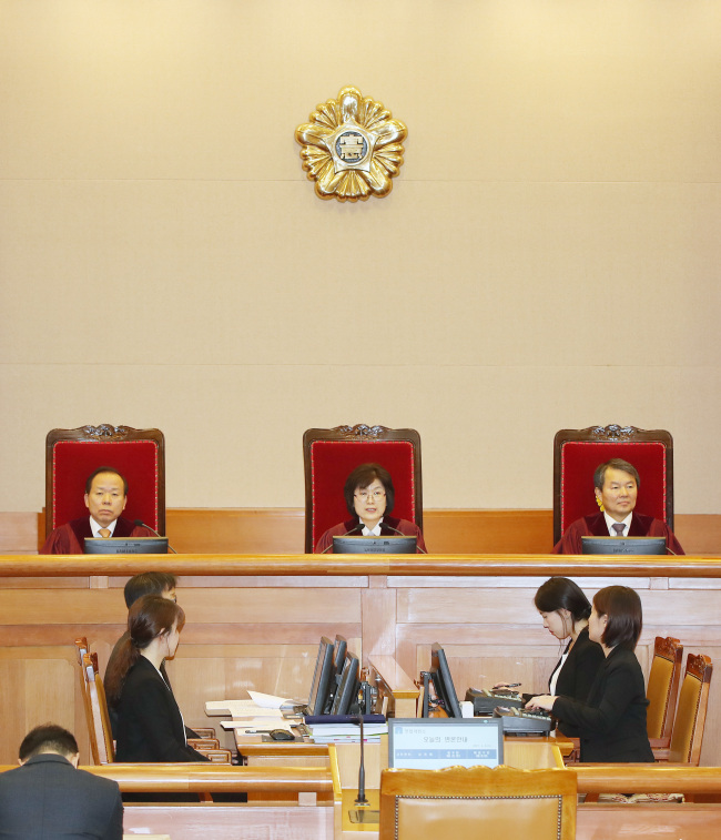 Acting chief justice of the Constitutinal Court Lee Jung-mi (center) runs another hearing of President Park Geun-hye's impeachment trial (Yonhap)