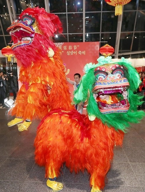 Chinese lion dance (Yonhap)