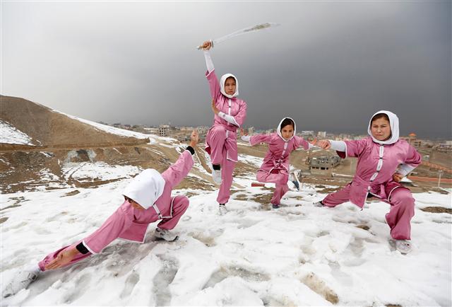 <YONHAP PHOTO-2092> Hanifa Doosti (C), 17, and other students of the Shaolin Wushu club show their Wushu skills to other students on a hilltop in Kabul, Afghanistan January 29, 2017. REUTERS/Mohammad Ismail SEARCH "WUSHU" FOR THIS STORY. SEARCH "WIDER IMAGE" FOR ALL STORIES. TPX IMAGES OF THE DAY/2017-02-03 08:06:34/ <저작권자 ⓒ 1980-2017 ㈜연합뉴스. 무단 전재 재배포 금지.>