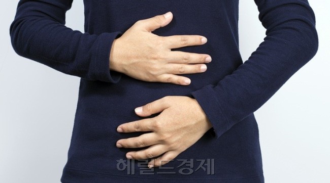 그동안 위암은 1~4기로 평가되는 ‘병리학적 병기’로 재발 가능성을 예측했지만 개인별 암 세포 등의 생물학적 특성이 반영되지 않아 한계가 있다는 지적이 있었다. 최근 한 공동 연구진이 유전자로 위암 재발 가능성을 예측하는 검사법을 개발했다. 사진은 관련 이미지. [사진=헤럴드경제DB]
