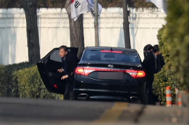 청와대 압수수색에 나선 특검팀의 박충근 양재식 특검보를 태운 차량이 3일 오전 9시 51분께 청와대 연풍문 앞에 멈춰선 뒤 관계자들이 하차하고 있다. 특검은 청와대에 앞서 공정위와 금융위를 먼저 압수수색하며 박대통령 수사에 대한 의지를 드러냈다.  [연합뉴스]
