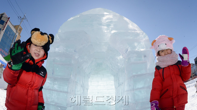 [사진설명=축제장을 찾은 어린남매가 얼음으로 만든 이글루 앞에서 ’대관령눈꽃축제장‘에 관광객들의 많은 방문을 바라며 손을 흔들어 보이고 있다. 안훈 기자/rosedale@heraldcorp.com]