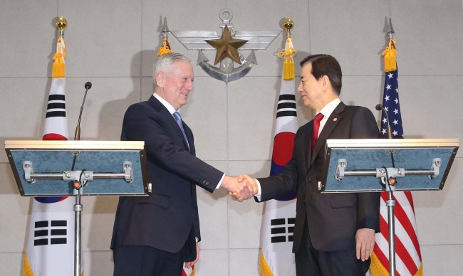 US defense secretary James Mattis and defense minister Han Min-koo (Yonhap)