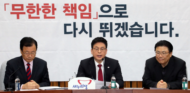 Saenuri Party's floor leader Rep. Chung Woo-taik (center) speaks during a party meeting at the National Assembly (Yonhap)
