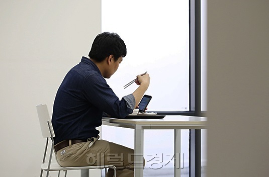 혼밥의 시대…젊은 층은 ‘자발적’, 연령 높을 수록 ‘타의적’