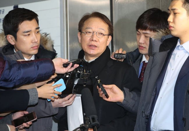 우병우 전 청와대 민정수석 비위 의혹과 관련, 우찬규 학고재 대표가 4일 오전 서울 강남구 대치동 박영수 특별검사 사무실에 참고인 신분으로 출석하고 있다. [사진제공=연합뉴스]