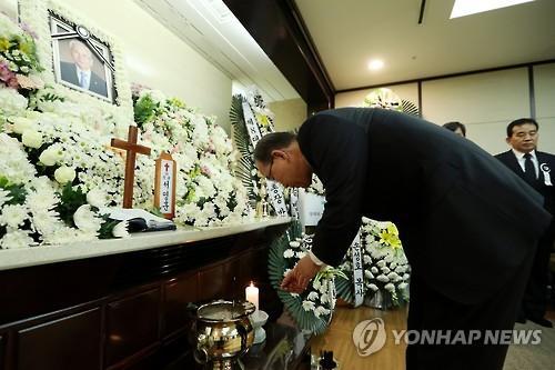 반기문 전 유엔사무총장이 5일 오후 서울 강남구 일원동 삼성서울병원 장례식장에 마련된 서영훈 전 대한적십자사 총재(향년94세) 빈소를 조문하고 있다.   [사진제공=연합뉴스]