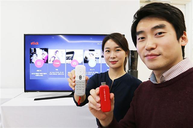 CJ헬로비전이 무료 채널 확대 등 콘텐츠를 대폭 늘린 TV 기반의 온라인 동영상서비스(OTT)인 스틱(stick) 사업을 7일부터 본격적으로 재개한다고 밝혔다.  손가락 크기 디바이스인 CJ헬로비전 스틱(stick) 하나만 있으면 TV화면을 통해 지상파를 제외한 tvN, JTBC 등 웬만한 케이블TV 채널을 무료로 시청할 수 있다.  [사진제공=CJ헬로비전]