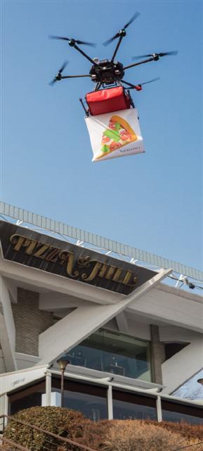 <YONHAP PHOTO-2447> 피자 배달하는 드론 (서울=연합뉴스) 지난 5일 서울 광진구 그랜드 워커힐 서울 상공에서 드론이 피자를 배달하고 있다. 2017.2.6 [그랜드 워커힐 서울 제공=연합뉴스] photo@yna.co.kr/2017-02-06 10:10:10/ <저작권자 ⓒ 1980-2017 ㈜연합뉴스. 무단 전재 재배포 금지.>
