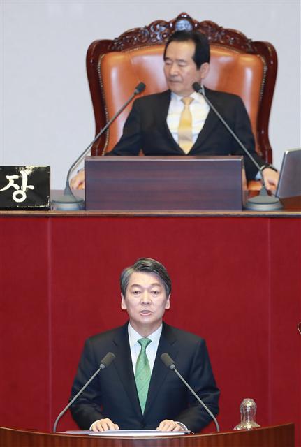 국민의당 안철수 전 공동상임대표가 6일 오전 국회 본회의장에서 교섭단체 대표 연설을 하고 있다.