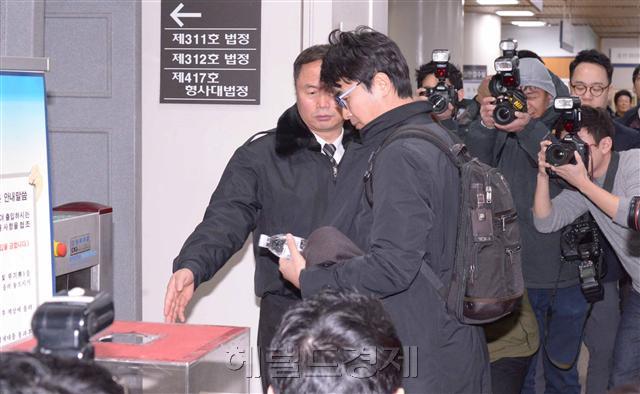 이성한 미르재단 전 사무총장이 6일 최순실 씨 재판에 증인으로 참석하기 위해서초구 서울중앙지방법원에 도착, 법정으로 향하고 있다. 정희조 기자/checho@heraldcorp.com